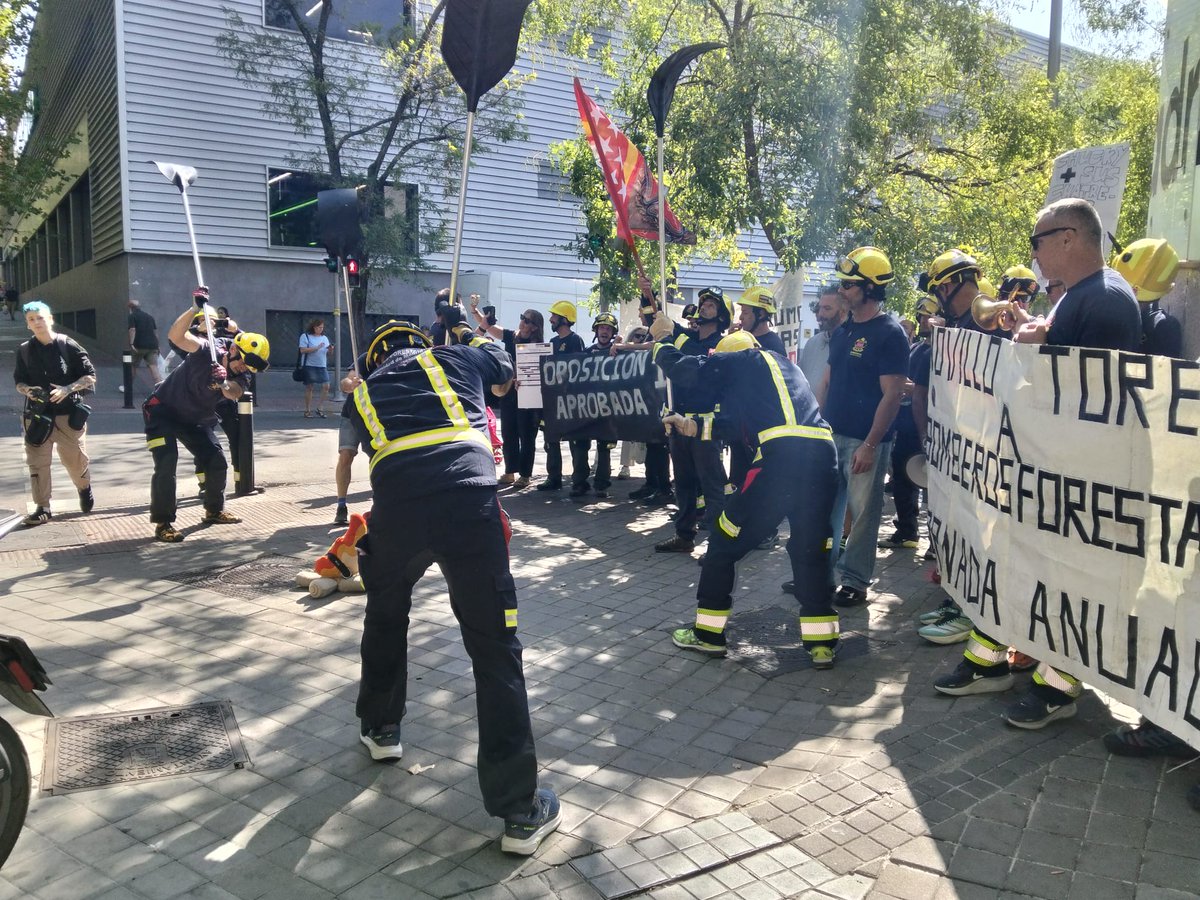 FRAVM's tweet photo. Todo nuestro apoyo a los #BomberosForestalesEnLucha concentrados hoy ante la Asamblea de Madrid

‼️Mientras arriesgan sus vidas sufren una precariedad escandalosa: contratados como 'CONDUCTOR ASALARIADO TAXIS Y FURGONETAS' y 'MANTENEDOR DE EDIFICIOS'.

#LoPúblicoSeDefiende https://t.co/E1v6MouNt6