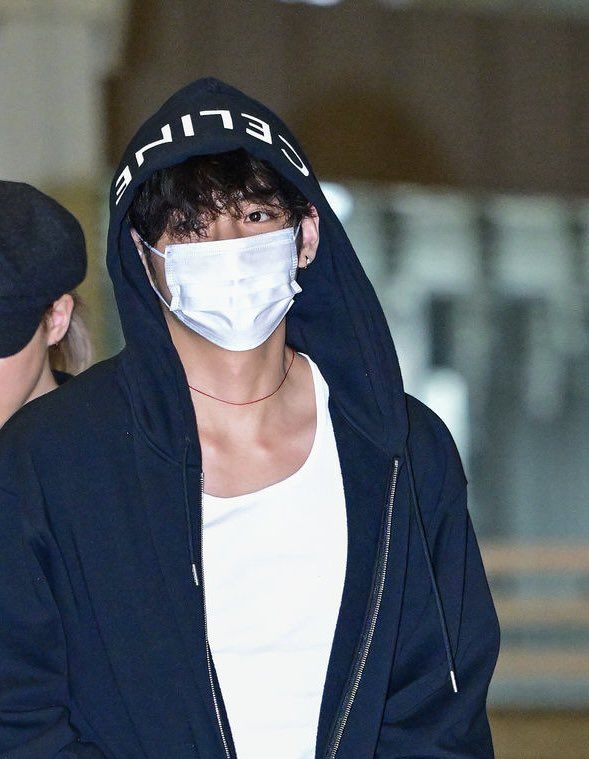 viraltakes's tweet photo. #V of #BTS sports black hair color at his latest airport appearance. https://t.co/7Z4syRdkJ3