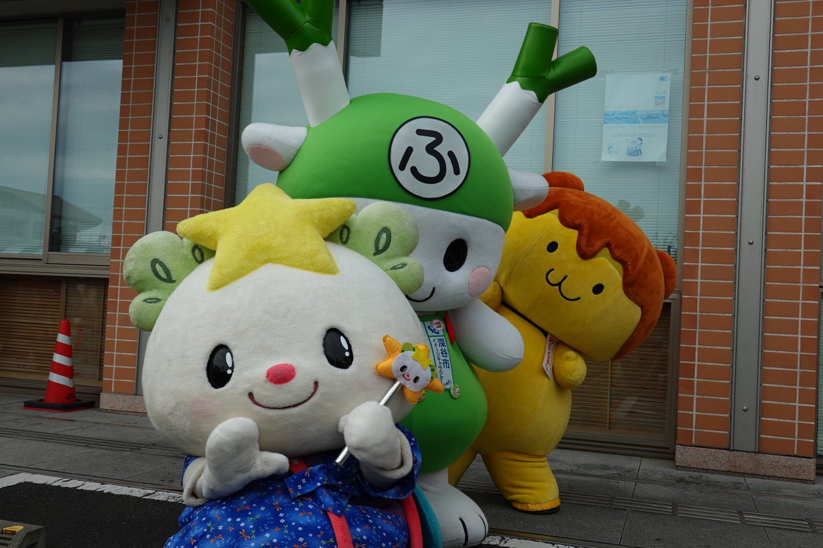 summoned0skull's tweet photo. 後ろからじーっと😄
 #たかたのゆめちゃん #ふっかちゃん #ポテくまくん #イメージキャラクター #秀郷まつり #秩父市ふるさと応援団 https://t.co/OZgGudkwTS