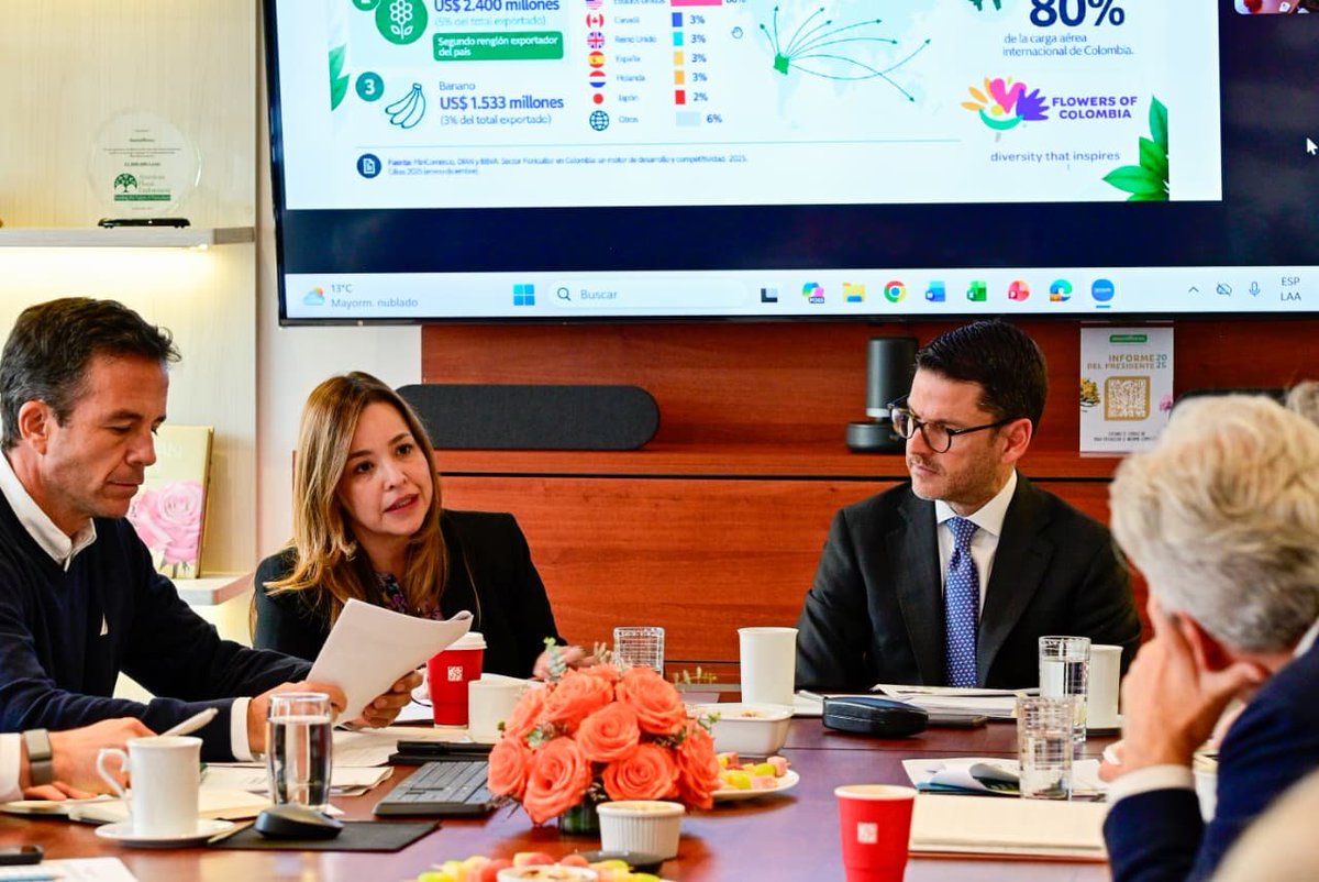 BancoAgrario's tweet photo. #AEstaHora

Directivos del Banco Agrario sostienen una reunión con @asocolflores, con el fin de seguir trabajando por el desarrollo de la agroindustria y la generación de empleo en este importante sector.

En sinergia con @MinAgricultura y @Finagro, el banco de todos los colombianos sigue impulsando a los gremios que aportan al crecimiento económico del país. 🇨🇴🤝