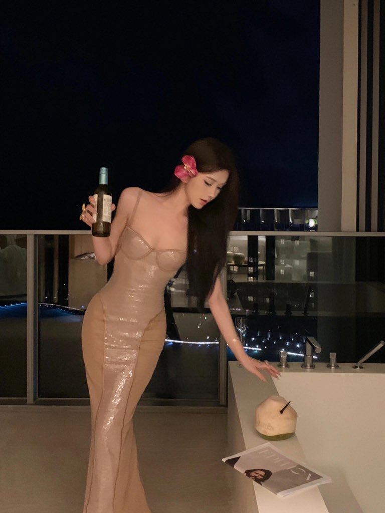 Jayky6668's tweet photo. Irresistible sequined bandeau dress https://t.co/NqAh9ViD2T