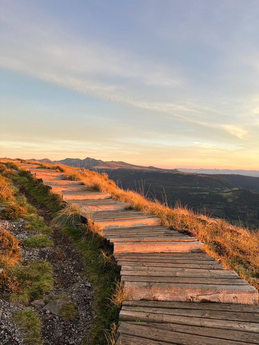 otsancy's tweet photo. L’automne est officiellement là… 🍁
Dans les prochains jours, le Massif du Sancy changera doucement de visage. Les verts laisseront place aux ors, aux cuivres et aux teintes flamboyantes, tandis que les sommets se pareront de leurs couleurs d’automne 🥰

Bonne journée ! 🦋 https://t.co/jdpwe4sgca