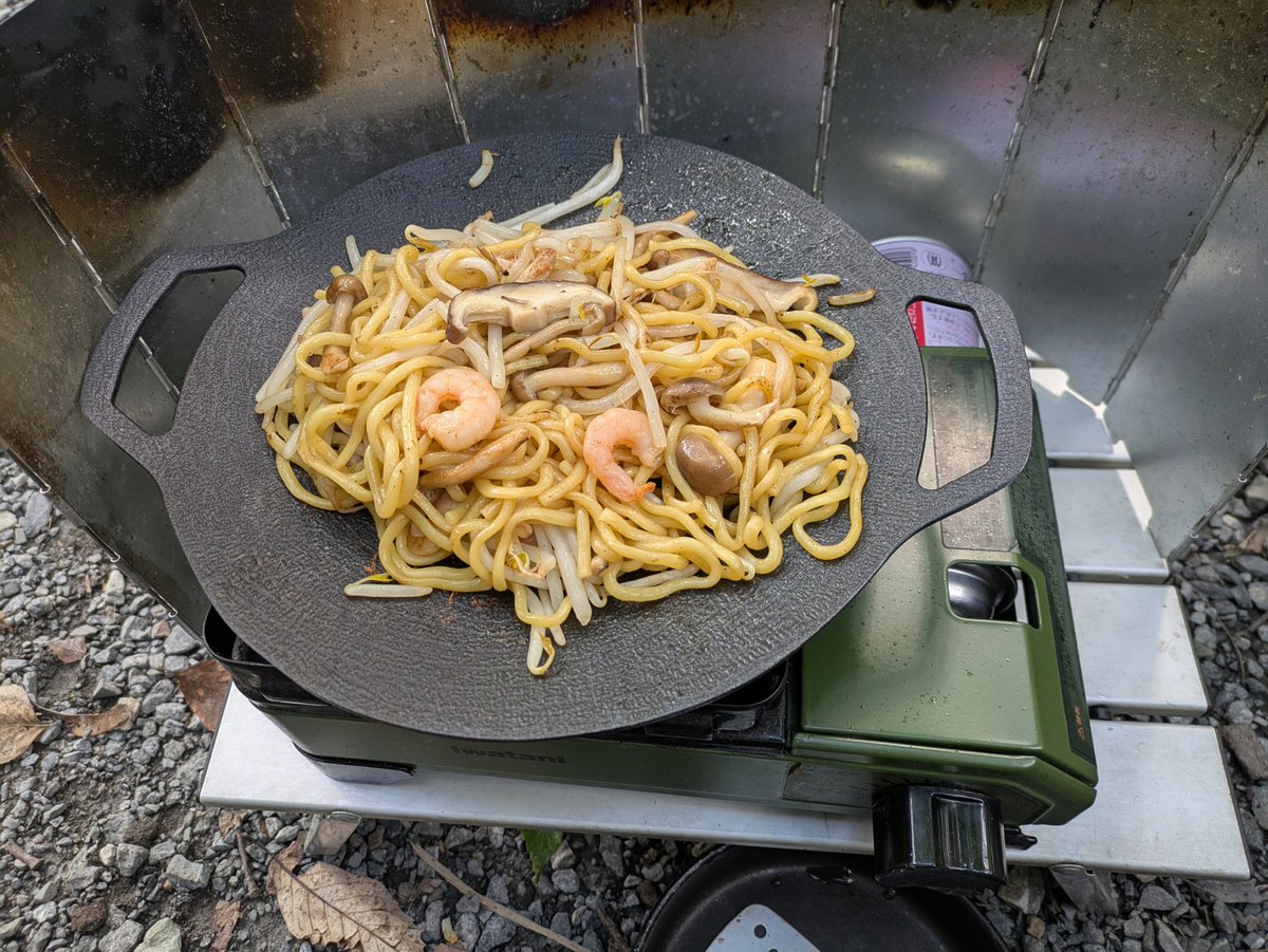 kayak888hm's tweet photo. シルバーウィーク前に何とか天気が回復したので久しぶりに杜のテラスへ。テントはスノピのランドネストドームS。
昼はエビときのこの塩焼きそば。夜は焚き火台でナスとサンマを焼いて食べた。デザートの焼き芋も美味。秋の夜長、映画「木挽町の仇討ち」を観る。 https://t.co/wuW2Q9fstK