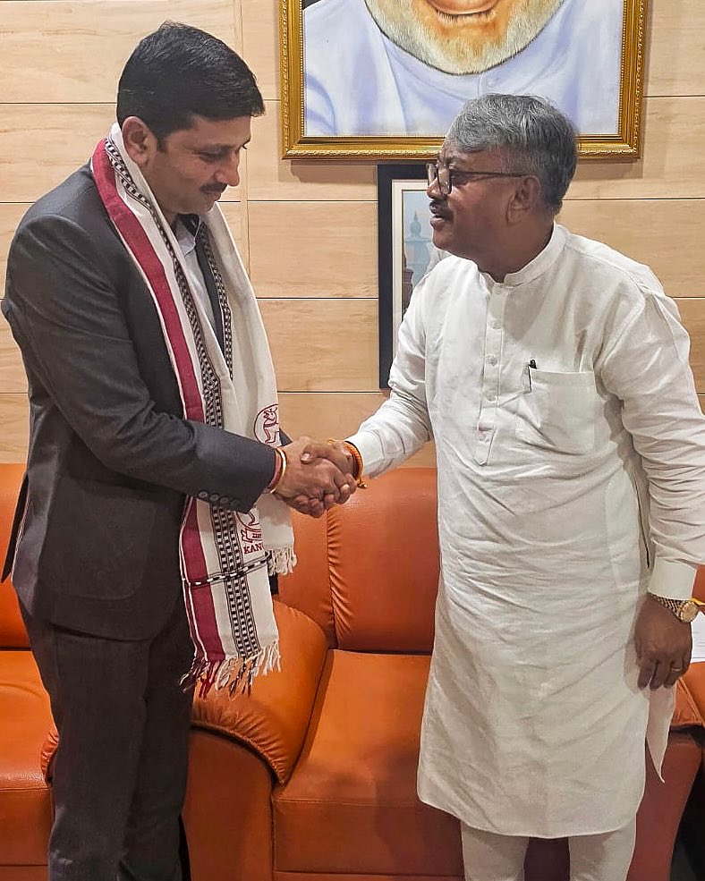 NEUtdFC's tweet photo. Taking the Highlanders’ vision for football forward in Manipur 🔴⚪️⚫️

Our CEO Mandar Tamhane met with the Hon’ble Governor of Manipur, His Excellency Shri. Ajay Kumar Bhalla, Hon’ble Chief Minister, Shri. Yumnam Khemchand Singh Ji, Hon’ble Minister of Home Affairs, Youth Affairs & Sports Shri. Govindas Konthoujam and Hon’ble Minister of Arts & Culture and Tourism, Shri. Khuraijam Loken Singh, alongside senior Manipur state officials, presenting them with the colours of NorthEast United FC while discussing grassroots development, our academy, and the continued growth of football in the state.

More from Manipur, before long 👀

#StrongerAsOne #8States1United