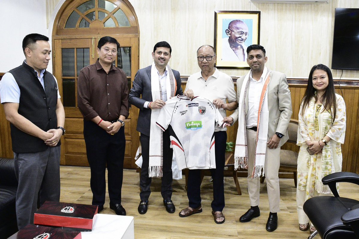 NEUtdFC's tweet photo. Taking the Highlanders’ vision for football forward in Manipur 🔴⚪️⚫️

Our CEO Mandar Tamhane met with the Hon’ble Governor of Manipur, His Excellency Shri. Ajay Kumar Bhalla, Hon’ble Chief Minister, Shri. Yumnam Khemchand Singh Ji, Hon’ble Minister of Home Affairs, Youth Affairs & Sports Shri. Govindas Konthoujam and Hon’ble Minister of Arts & Culture and Tourism, Shri. Khuraijam Loken Singh, alongside senior Manipur state officials, presenting them with the colours of NorthEast United FC while discussing grassroots development, our academy, and the continued growth of football in the state.

More from Manipur, before long 👀

#StrongerAsOne #8States1United