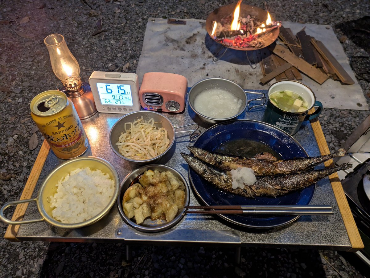 kayak888hm's tweet photo. シルバーウィーク前に何とか天気が回復したので久しぶりに杜のテラスへ。テントはスノピのランドネストドームS。
昼はエビときのこの塩焼きそば。夜は焚き火台でナスとサンマを焼いて食べた。デザートの焼き芋も美味。秋の夜長、映画「木挽町の仇討ち」を観る。 https://t.co/wuW2Q9fstK