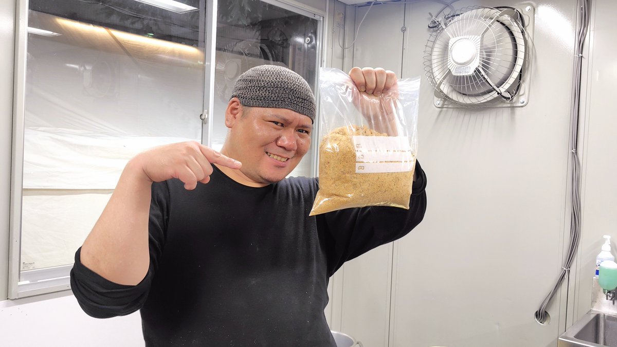 tujiharayade's tweet photo. いよいよ明日から東京カレー万博出店！

「カリー・ザ・ハードコア」
9/18(金)〜9/23（水）
11:00〜21:00（ラストオーダー20:45）

18、19の終日お手伝いでカレーを売ります！

大絶賛仕込み中の喜多店長に会えました。これがブラジリアンふりかけ“ファロッファ”だ‼️めちゃうまっ😍✨

遊びに来てね🦚 https://t.co/aEojaBTGJw