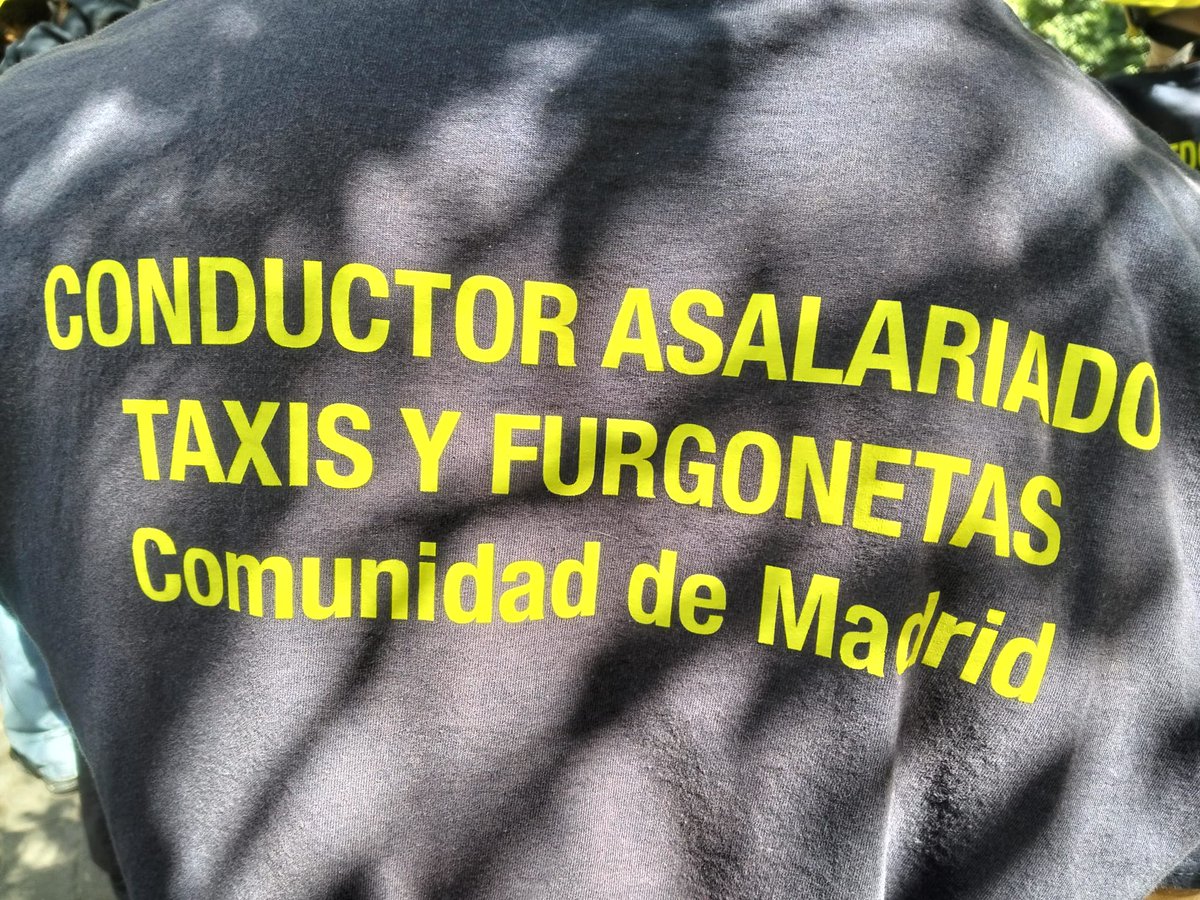 FRAVM's tweet photo. Todo nuestro apoyo a los #BomberosForestalesEnLucha concentrados hoy ante la Asamblea de Madrid

‼️Mientras arriesgan sus vidas sufren una precariedad escandalosa: contratados como 'CONDUCTOR ASALARIADO TAXIS Y FURGONETAS' y 'MANTENEDOR DE EDIFICIOS'.

#LoPúblicoSeDefiende https://t.co/E1v6MouNt6