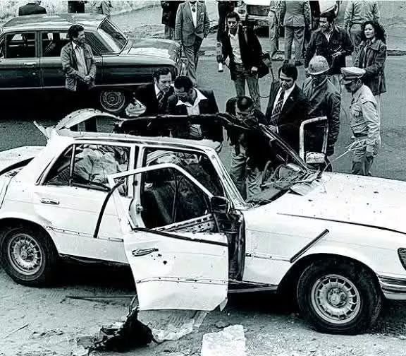 robertotaboada5's tweet photo. 17 de septiembre de 1980. 10 de la mañana. Un comando del ERP integrado por Gorriaran Merlo, Hugo Irurzún, Claudia Lareu, Roberto Sánchez Nadal, entre otros compañeros y compañeras, ejecuta la operación Reptil: el ajusticiamiento del dictador y asesino nicaragüense Anastasio "tachito" Somoza Debayle, refugiado en Asunción bajo la protección de la dictadura de Stroessner, tras el triunfo de la revolución sandinista. El dictador era hijo, a su vez, del dictador y asesino Anastasio Somoza García, ajusticiado por el poeta nicaragüense Rigoberto López Pérez.
El tiranicidio es justicia.
Salud