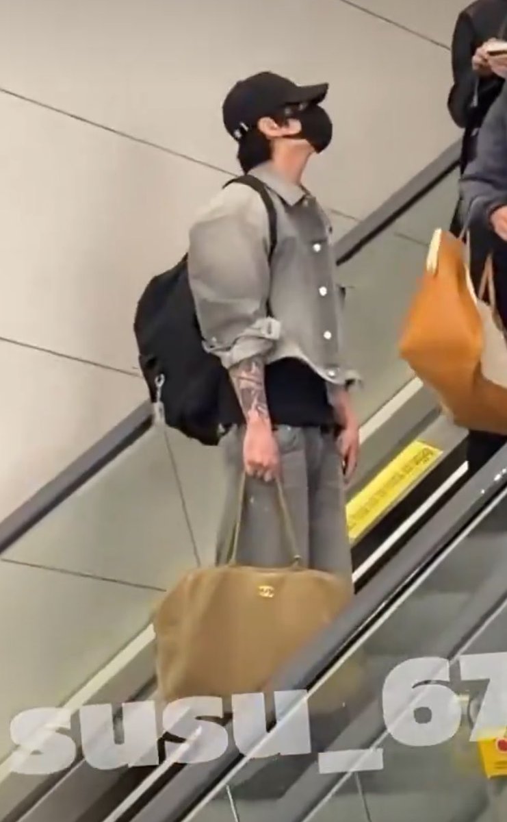 jjk_thv's tweet photo. i love the way every other member has a bag with them all except for Taehyung and there’s Jungkook with his big-ass backpack &amp; chanel bag looking like he’s packed for two lol https://t.co/25X6KaVQJR