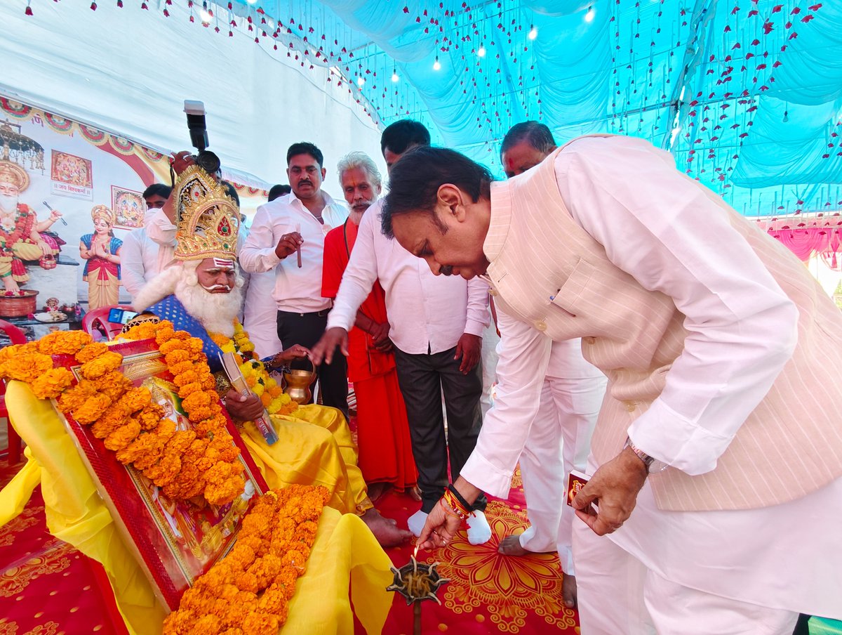 rshuklabjp's tweet photo. आज रीवा के बाबा घाट पर आयोजित विश्वकर्मा जयंती समारोह के शुभारंभ कार्यक्रम में सहभागिता की।

शिल्प एवं नवसृजन के अधिष्ठाता देवता भगवान श्री विश्वकर्मा जी का विधिवत पूजन-अर्चना किया।

इस अवसर पर विंध्य विकास प्राधिकरण के अध्यक्ष डॉ. पंचूलाल प्रजापति जी, नगर निगम अध्यक्ष श्री व्यंकटेश पाण्डेय जी, विश्वकर्मा समाज के सम्मानित प्रतिनिधिगण एवं श्रद्धालु उपस्थित रहे।