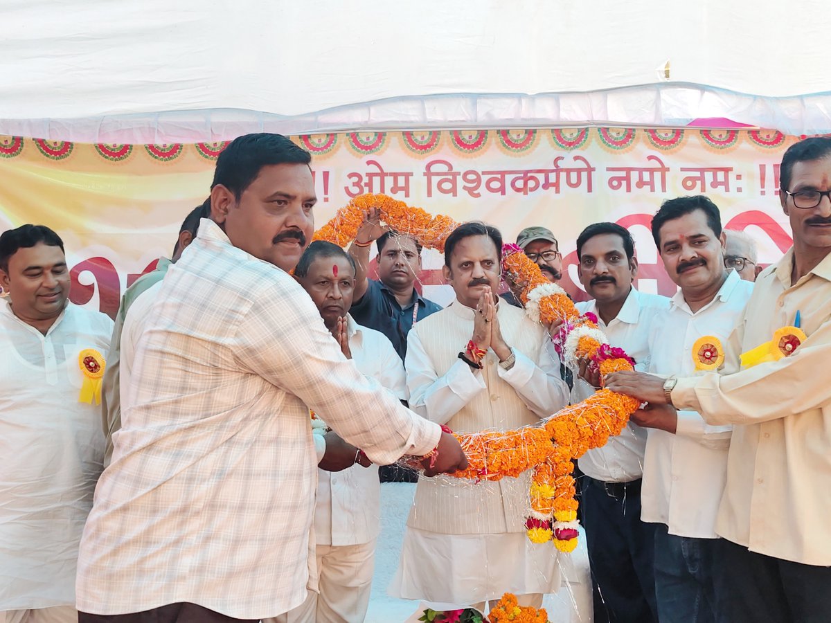 rshuklabjp's tweet photo. आज रीवा के बाबा घाट पर आयोजित विश्वकर्मा जयंती समारोह के शुभारंभ कार्यक्रम में सहभागिता की।

शिल्प एवं नवसृजन के अधिष्ठाता देवता भगवान श्री विश्वकर्मा जी का विधिवत पूजन-अर्चना किया।

इस अवसर पर विंध्य विकास प्राधिकरण के अध्यक्ष डॉ. पंचूलाल प्रजापति जी, नगर निगम अध्यक्ष श्री व्यंकटेश पाण्डेय जी, विश्वकर्मा समाज के सम्मानित प्रतिनिधिगण एवं श्रद्धालु उपस्थित रहे।
