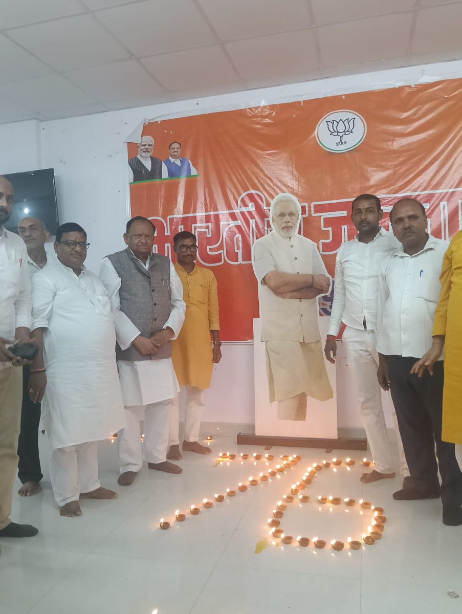 raajendra_bjp's tweet photo. जनसेवा के 25 सफल एवं गौरवपूर्ण वर्षों के प्रतीक, सनातन संस्कृति के संवाहक एवं देश के यशस्वी प्रधानमंत्री आदरणीय श्री @narendramodi जी के जन्मदिवस के अवसर पर भारतीय जनता पार्टी कार्यालय आरा में‘आशीर्वाद का दीया’ प्रज्वलित किया। 🪔 उत्तम स्वास्थ्य, दीर्घायु, होने कि प्रार्थना की। https://t.co/Q3jAPTqhIu
