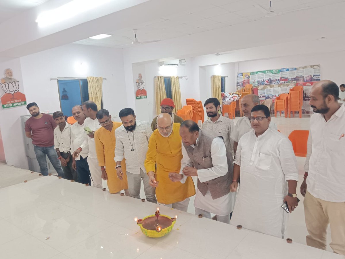 raajendra_bjp's tweet photo. जनसेवा के 25 सफल एवं गौरवपूर्ण वर्षों के प्रतीक, सनातन संस्कृति के संवाहक एवं देश के यशस्वी प्रधानमंत्री आदरणीय श्री @narendramodi जी के जन्मदिवस के अवसर पर भारतीय जनता पार्टी कार्यालय आरा में‘आशीर्वाद का दीया’ प्रज्वलित किया। 🪔 उत्तम स्वास्थ्य, दीर्घायु, होने कि प्रार्थना की। https://t.co/Q3jAPTqhIu