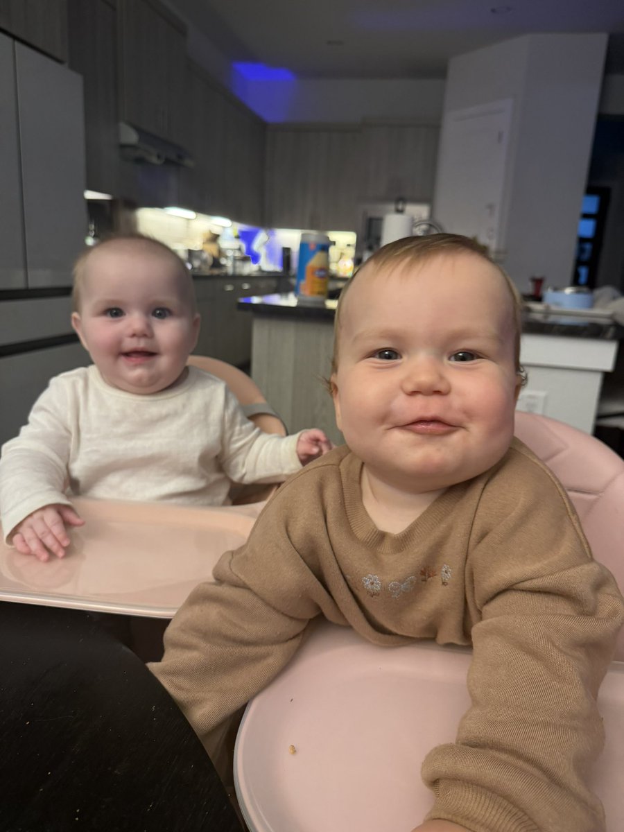 fandybtw's tweet photo. Even tho she’s a lil sick she still being a smiley cute girl, they’re too precious 🤗

New gold farmers leveling up https://t.co/a7KBghTIeZ
