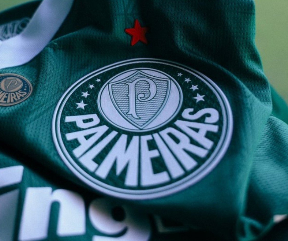 Noitedecopa's tweet photo. 🚨 O PALMEIRAS PODE SE TORNAR O PRIMEIRO CLUBE BRASILEIRO A CONQUISTAR A TRÍPLICE COROA OFICIAL! 🐷🏆🏆🏆

No futebol, a Tríplice Coroa é tradicionalmente definida como a conquista do principal torneio continental, do campeonato nacional e da copa nacional na mesma temporada.

No Brasil, muitos torcedores também utilizam o termo para equipes que vencem três títulos em um mesmo ano, o que não está necessariamente errado. Porém, seguindo o conceito mais difundido internacionalmente, e oficialmente aceito, nenhum clube brasileiro alcançou essa combinação até hoje.

Caso conquiste Libertadores, Brasileirão e Copa do Brasil na mesma temporada, o Palmeiras entrará para a história de forma inédita.

Será que o Verdão consegue esse feito? 👀