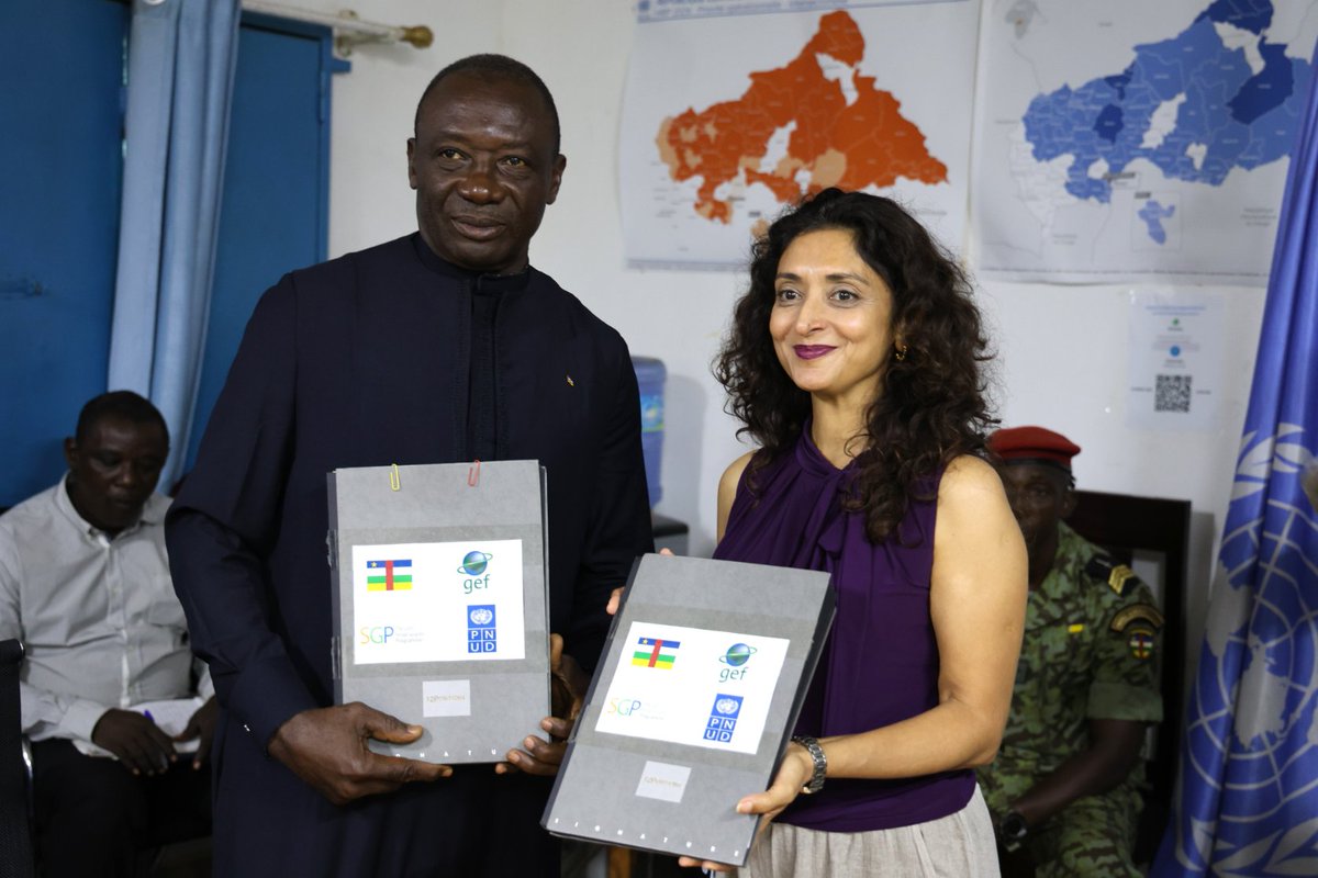 PNUD_RCA's tweet photo. ✍🏾Une étape décisive pour passer des projets à l’action: 
@PNUD_RCA et 20 organisations de la société civile ont signé les conventions de subvention dans le cadre de la 8e phase opérationnelle du Programme de Microfinancements du @theGEF.

En savoir plus➡️ https://t.co/Jov4uZYfRJ https://t.co/iYrUSHA8y9