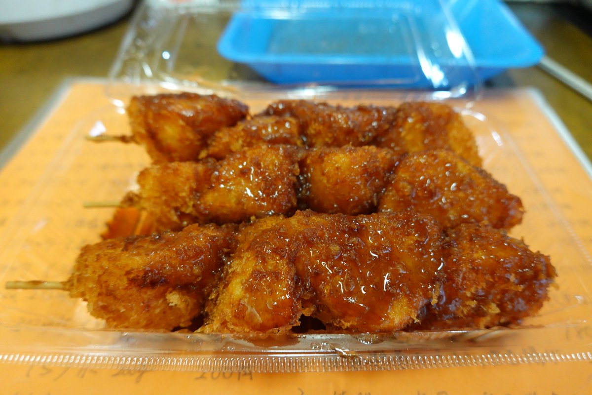 summoned0skull's tweet photo. 帰省したらほぼ確実に寄るいもフライのお店、ふくふく😄
揚げたてが美味し😄😄
  #さのまる #いもフライ #ふくふく https://t.co/nPFOzK52qm