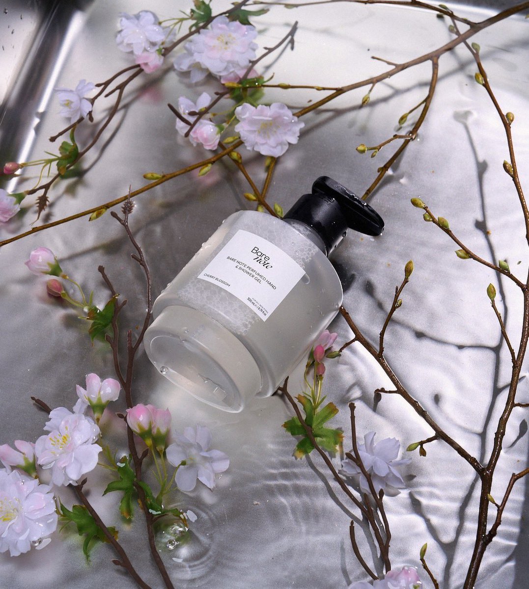Barenote_co's tweet photo. เปลี่ยนทุกการอาบน้ำใ��้เป็นช่วงเวลาแห่งความหอม 🌸
เลือกกลิ่นที่เป็นคุณกับ Bare Note Perfumed Hand & Shower Gel
Turn every shower into a beautifully scented moment. Find your signature scent with Bare Note. ✨
#BareNote https://t.co/tA9jPkAhZj