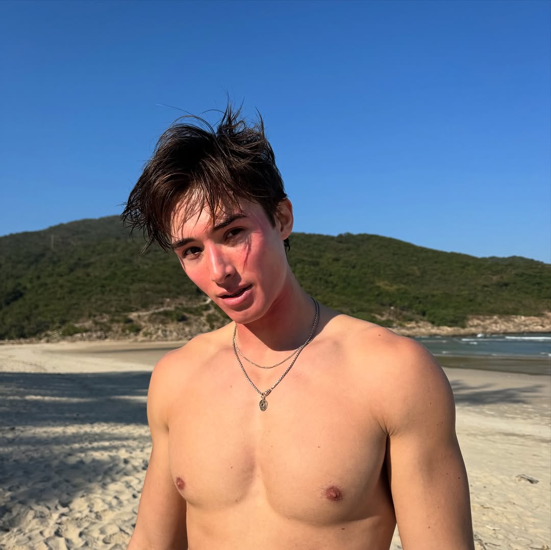 elix_kozar's tweet photo. Heat rash during winter is crazy—still can't shake my Christmas spirit. Also, why can't I search for songs on Instagram anymore? Had to settle for trending ones >:( https://t.co/oNYU7txqbb