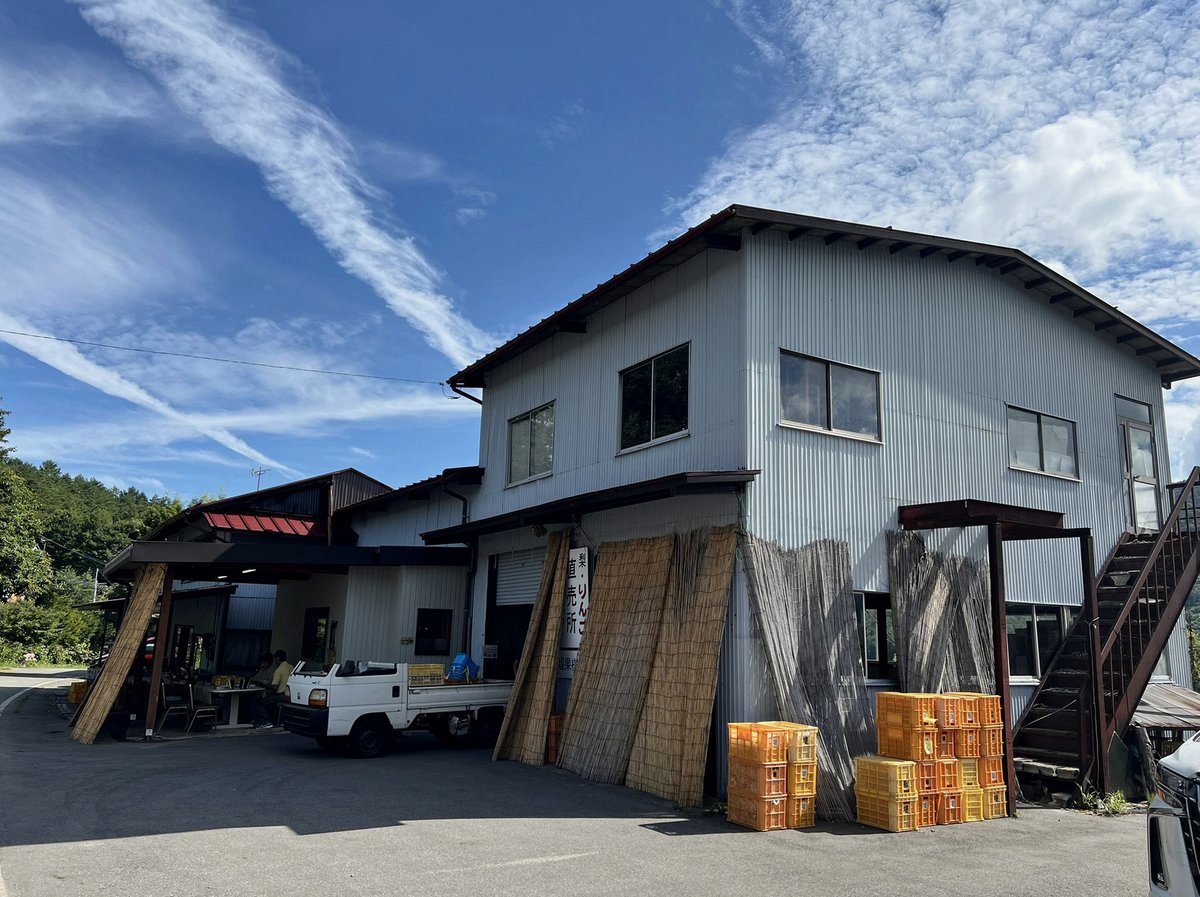 RichardDen15's tweet photo. ウチの近所のインド料理屋さんのモーニングは、普通のトーストとコーヒー☕️
口コミに、チャイとナン出したらいいと思うって書かれてた😂 https://t.co/LR9CMQuW6V