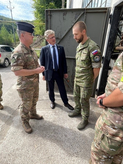 Ambafrance_Sk's tweet photo. 15.09 - P. @surannicolas navštívil výcvikové a testovacie centrum proti chemickým, biologickým, rádiologickým a jadrovým hrozbám (NRBC) v Z. Kostoľanoch. 🇫🇷 toto centrum využíva už niekoľko rokov, čo svedčí o úzkej spolupráci v oblasti, v ktorej má uznávané odborné znalosti. https://t.co/MiSdEoCGsF