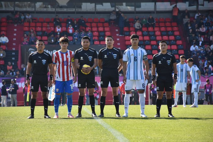 ElProdeOriginal's tweet photo. #JuegosSuramericanos2026 | ¡TRIUNFAZO DE LA ALBIRROJA! 

En el Estadio Coloso Marcelo Bielsa (Rosario), con presencia del Seleccionador Nacional: Gustavo Alfaro, #Paraguay 🇵🇾 venció 2-1 a #Argentina 🇦🇷 gracias a los goles de Gamarra y Zarra. 

El tanto albiceleste lo hizo Facundo Domínguez Ábila, debut sorpresivo para los dirigidos por Diego Placente. 

🔜FECHA 2
🗓️SÁBADO 19/9
➡️10am | 🇵🇾🆚 #Venezuela 🇻🇪
➡️14hs | 🇦🇷🆚 #Uruguay 🇺🇾