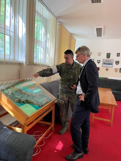 Ambafrance_Sk's tweet photo. 15.09 - P. @surannicolas navštívil výcvikové a testovacie centrum proti chemickým, biologickým, rádiologickým a jadrovým hrozbám (NRBC) v Z. Kostoľanoch. 🇫🇷 toto centrum využíva už niekoľko rokov, čo svedčí o úzkej spolupráci v oblasti, v ktorej má uznávané odborné znalosti. https://t.co/MiSdEoCGsF