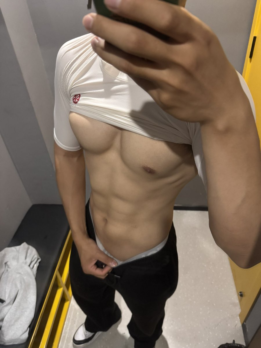 YUDRUGXO's tweet photo. 大扔扔持续感受 #高壮男 #健身 #腹肌 #s #puppy #反差 #小狗 #sm https://t.co/iPSGzh7cLd