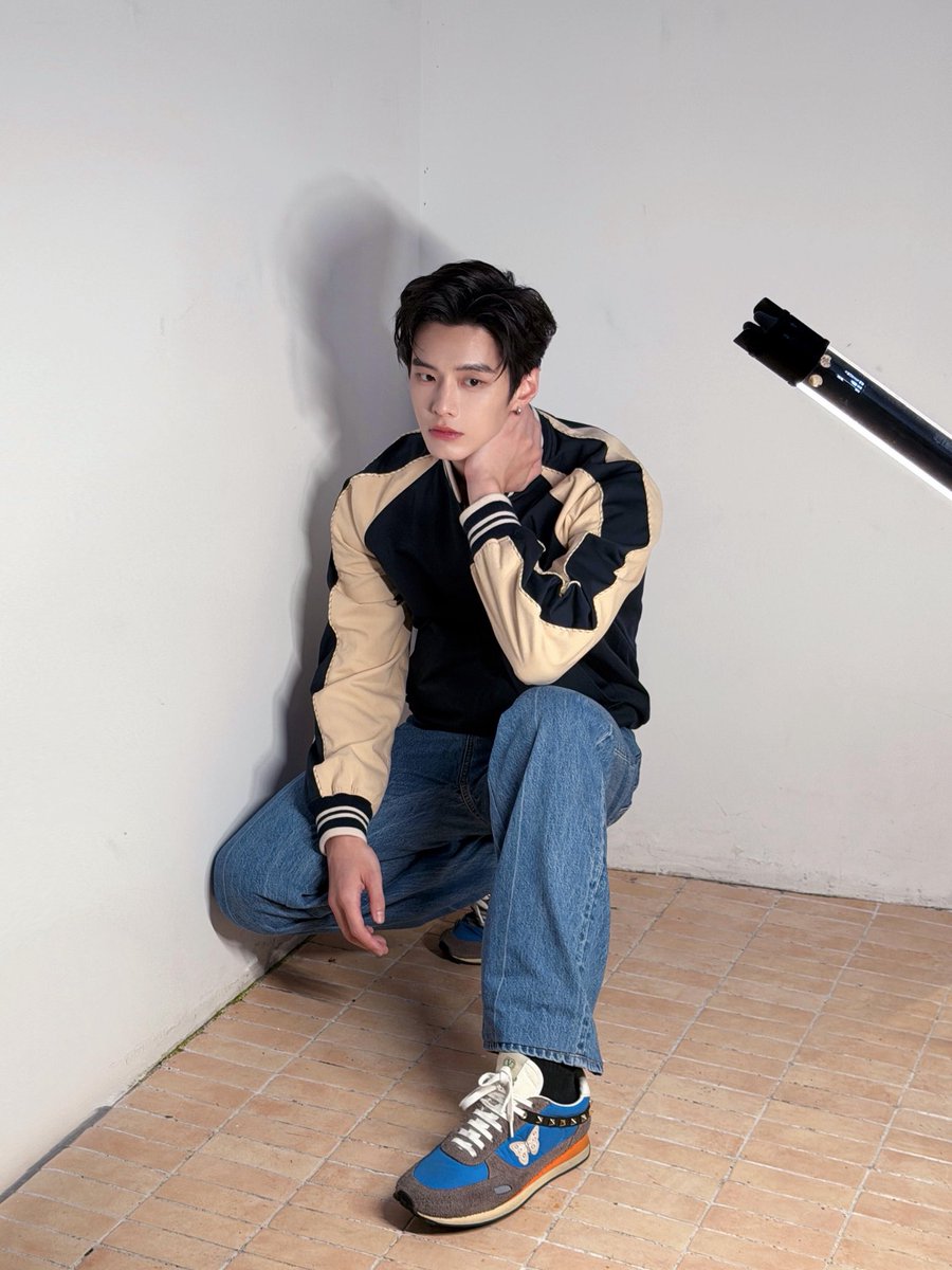 1k_happy_'s tweet photo. 260917 VALENTINO 샤오홍슈 

#하여 #何与 #HeYu https://t.co/J6dsWREM4U