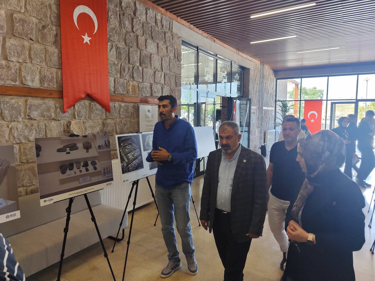 HudaPar_Malatya's tweet photo. İl Başkanımız Behçet Sevgili, beraberindeki heyetimizle birlikte Malatya Büyükşehir Belediyesi tarafından düzenlenen “10 Bin Yıllık Malatya” temalı fotoğraf sergisi ve panele katılım sağladı. https://t.co/1xHjVMdTrR