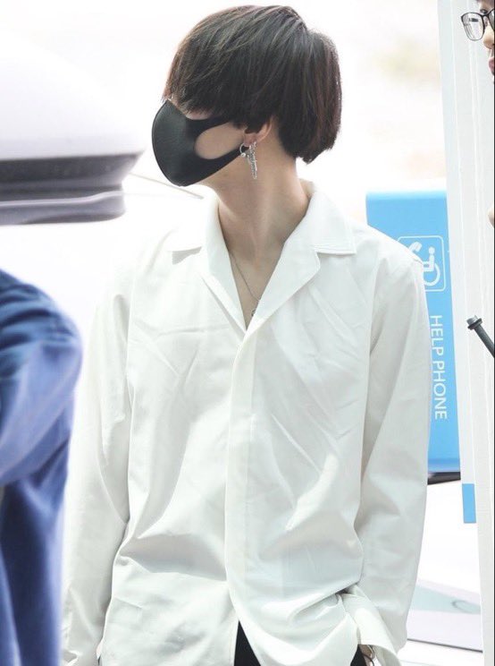 minyoongiglazer's tweet photo. if u didn’t love twink airport Yoongi ur not allowed to love buff airport yoongi https://t.co/PGS22IpgAb
