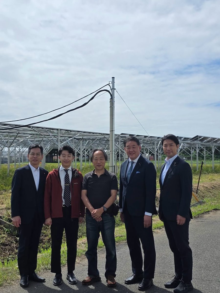 yudai_kawamura's tweet photo. 千葉大学柏の葉キャンパス、フィルム型ペロブスカイト太陽電池 営農型太陽光発電設備の見学会に参加させていただきました。

大学における高度な研究基盤や、産学官連携によるイノベーション創出の最前線を視察し、研究者の皆様やスタッフの皆様と意見交換を行いました。

ペロブスカイト太陽光パネルを利用した営農の実際については、発電効率にはまだ課題があるものの、利点も多く、特にメタンガスの排出を抑える効果については刮目すべきデータが示されています。
日本発の技術をなんとしても活かしていくべきであると確信しました。

その後、かつて私自身も勤務していた、地域の総合病院を訪問。
公的医療施設が果たすべき、また、果たして来た行政医療の役割についてあらためて深く認識すべきと思います。
効率と経済の論理だけでは、有事の際の医療は守れない。
これは、平時への備えとは全く異なる視点で考える必要があります。

災害時の医療、パンデミックの際の医療を誰が守るのか。

私自身も公的病院での勤務経験から確信を持って言える事は、
いわゆる不採算の医療を担う役割を決して軽んじてはならないと言うことです。

現場の皆様のお声は確実に、地元議員にも届けて、連携していきます。

現場の切実な声に耳を傾け、政策の推進に全力を尽くしてまいります！