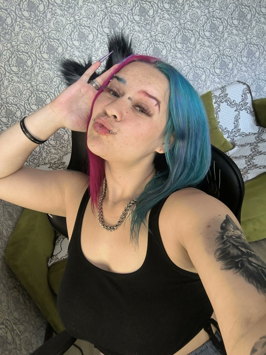 Neon_Baddie's tweet photo. Hey, how is your mood today? #inked #curvy #alt https://t.co/H7oTLj3CA5