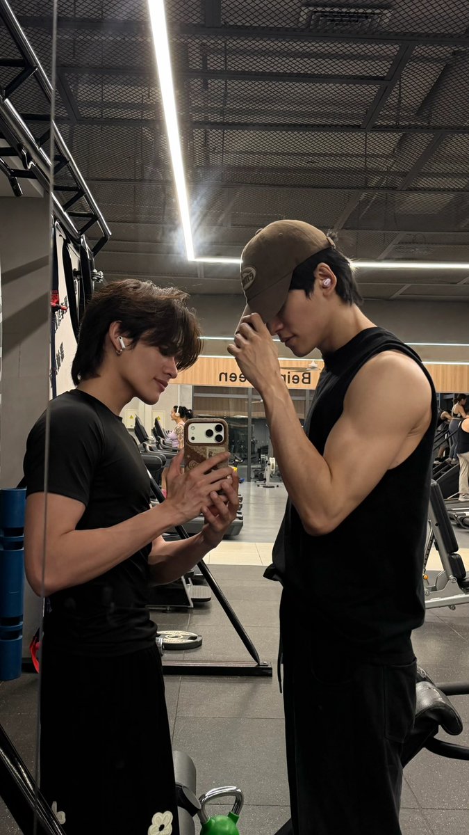 shoguunn's tweet photo. he’s got a gym bro now 🤜🏻
#NOTYOURSTheSeries 
#RossShogun #SHOGUNparamee https://t.co/OcyRmqYCfz