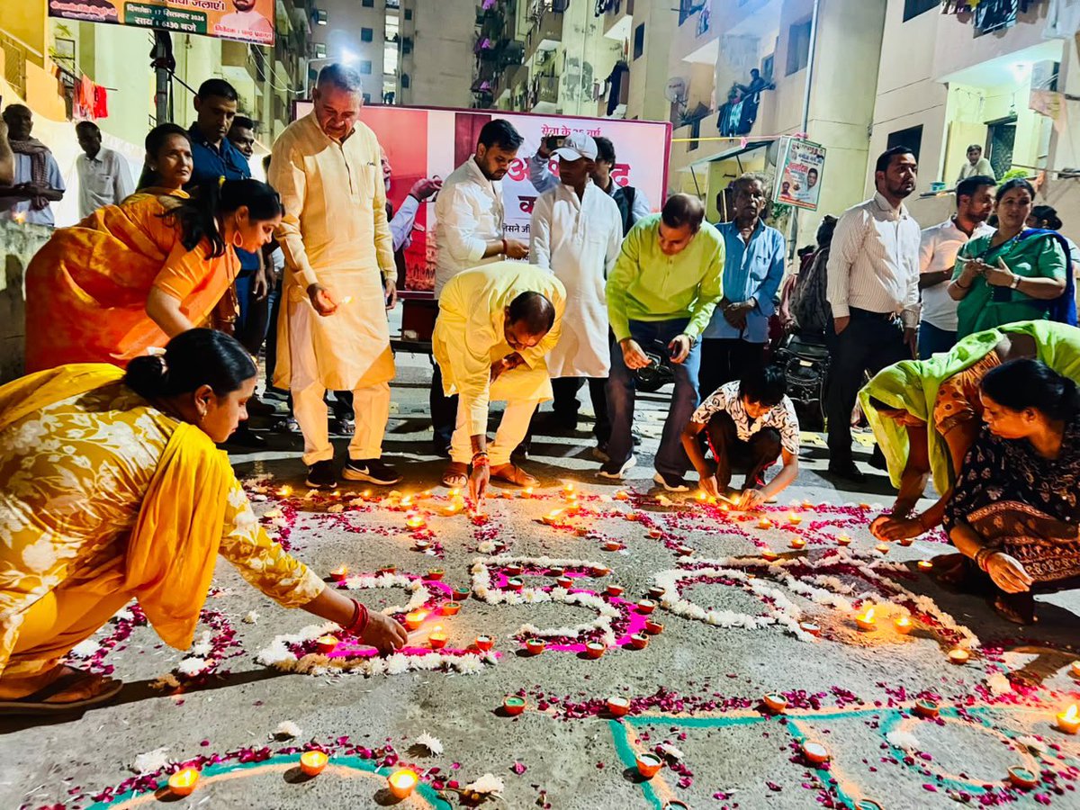 rameshbidhuri's tweet photo. विश्व के लोकप्रिय नेता एवं देश के यशस्वी प्रधानमंत्री माननीय श्री नरेन्द्र मोदी जी के जन्मदिवस, 17 सितंबर के अवसर पर #सेवा_संकल्प_अभियान के तहत आशा किरण अपार्टमेंट EWS फ्लैट गोविंदपुरी कालकाजी में दीपोत्सव मनाया।

जहां वर्षों से झुग्गियों में रहने वाले परिवारों को सम्मानजनक जीवन और पक्की छत देने की दिशा में EWS फ्लैट्स उपलब्ध कराए गए, वहीं आज उन्हीं परिवारों ने दीप प्रज्वलित कर प्रधानमंत्री श्री नरेन्द्र मोदी जी के दीर्घायु, उत्तम स्वास्थ्य एवं मंगलमय जीवन की कामना की।

इस अवसर पर झुग्गीवासियों ने अपने सिर पर मिली पक्की छत और बेहतर आवास के लिए प्रधानमंत्री जी का हृदय से आभार व्यक्त किया।

#HappyBdayPMModi
#SevaSankalpAbhiyan #NarendraModi #25YearsOfSeva #JansevaSeDeshSeva #SevaSankalp #BJP4Delhi
#RameshBidhuri