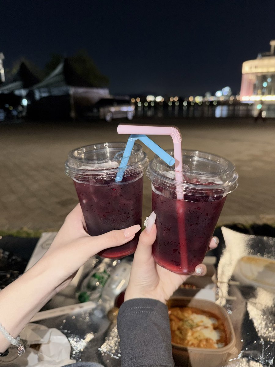 dreamof1ove's tweet photo. 한강진짜좋네 ~.~ 🙂‍↕️🙂‍↕️💕 https://t.co/vobvwvf9nd