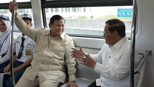 KapudS640's tweet photo. Bedain menjilat sama “ngolah”.

Pramono Anung sengaja nyebut:

“LRT mulai sekarang setelah diresmikan Bapak Presiden, selama 8 hari tarifnya 8 rupiah, Pak.”

“Kalau Bapak izinkan sebenarnya tinggal dibantu sedikit dengan Danantara.”

Tujuannya jelas, biar Danantara masuk buat lanjutin LRT sampai beres tanpa APBD.

Pramono tahu betul cara ngangkat egonya Prabowo sekaligus ngeredam egonya sendiri.

Trik yang sama yang bikin Trump mesam-mesem sama Mamdani.

This trick worked well against a megalomania 🧐