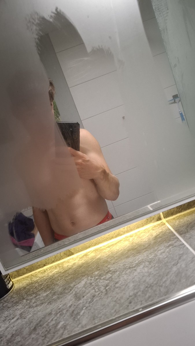listentolasse's tweet photo. he's too shy for a face reveal ... so you'll just have to trust me with this one :)

22y/o @bi_boy03 from germany is hella gorgeous from top to toes! please check him out. https://t.co/31lUXERbVc