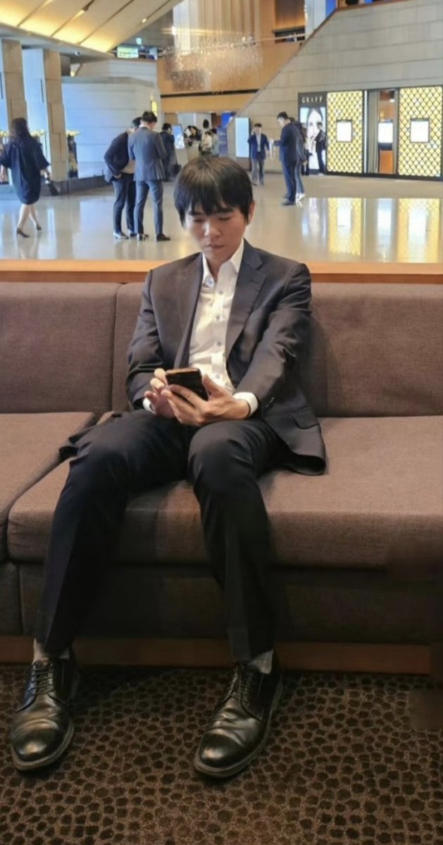 YUANXINgoki's tweet photo. 应该是2025年被拍到的，远看大哥谁知道是22岁还是42岁。。。。 https://t.co/iauxAWaBFC