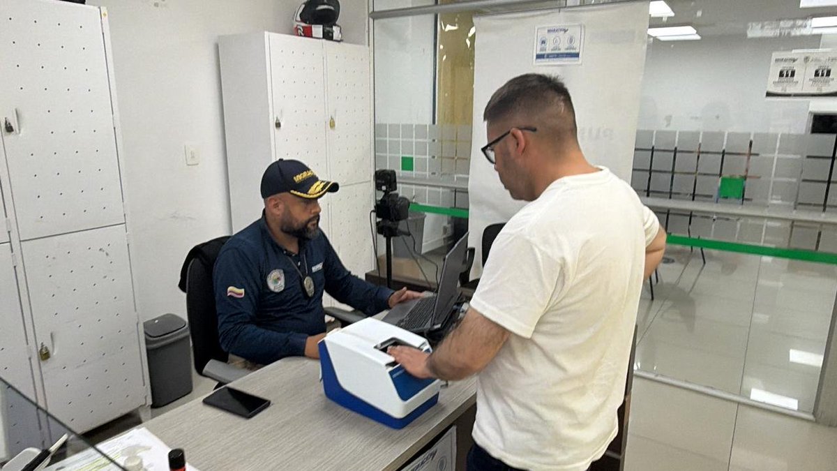 DenunciasAntio2's tweet photo. 😱 Se vestía de sacerdote, se plantaba en la Regional de #Medellín y “bendecía” carros a cambio de plata.

El mismo modus operandi lo había usado en la Autopista Sur de Bogotá. Salió del país. Regresó. Volvió a Medellín con sotana, hisopo y trancón.

Hoy ya no está en Colombia: Migración lo expulsó.

39 años. Denuncias ciudadanas. Afectación a la movilidad. Ornamentos religiosos para parecer clero. Del CTP de Medellín, directo fuera del territorio.

Quien altera la convivencia no se queda. Así de claro.

#DenunciasAntioquia