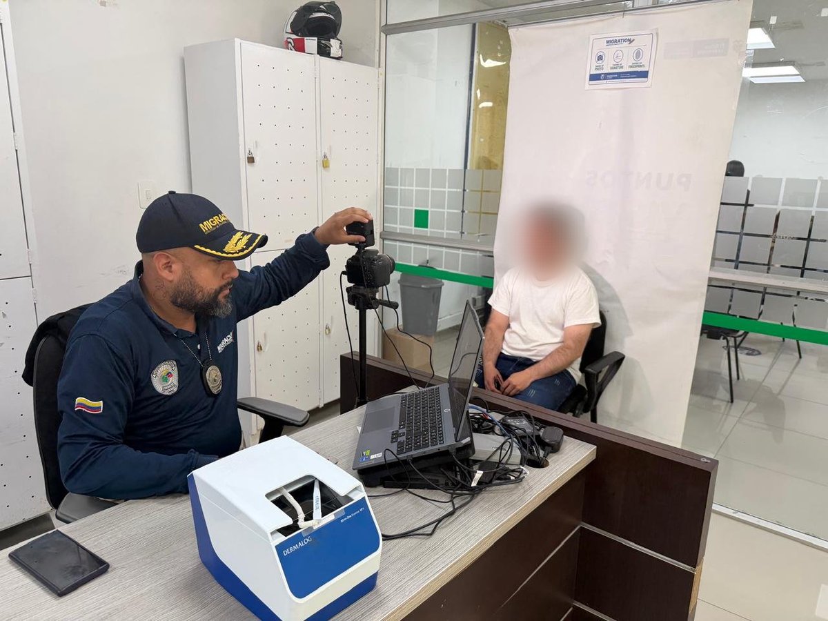 DenunciasAntio2's tweet photo. 😱 Se vestía de sacerdote, se plantaba en la Regional de #Medellín y “bendecía” carros a cambio de plata.

El mismo modus operandi lo había usado en la Autopista Sur de Bogotá. Salió del país. Regresó. Volvió a Medellín con sotana, hisopo y trancón.

Hoy ya no está en Colombia: Migración lo expulsó.

39 años. Denuncias ciudadanas. Afectación a la movilidad. Ornamentos religiosos para parecer clero. Del CTP de Medellín, directo fuera del territorio.

Quien altera la convivencia no se queda. Así de claro.

#DenunciasAntioquia