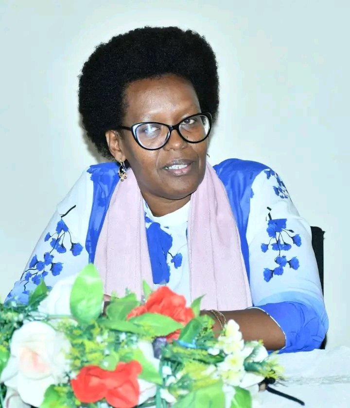 MinCoMedia's tweet photo. Le ministre du @MinCoMedia poursuit ses visites auprès du personnel du Ministère affecté dans les provinces, afin de s’enquérir de leurs conditions de travail. Au matin de ce 17 septembre, le ministre de la Communication et des Médias, Ambassadeur @ButoyiEvelyne, a visité le personnel de la Direction Provinciale de la Communication de #Buhumuza.  
A cette occasion, le Ministre a donné des éclaircissements sur les missions à accomplir par les différents services de cette direction, étant donné que cette structure est nouvellement créée dans le cadre de la nouvelle politique de décentralisation des services publics.