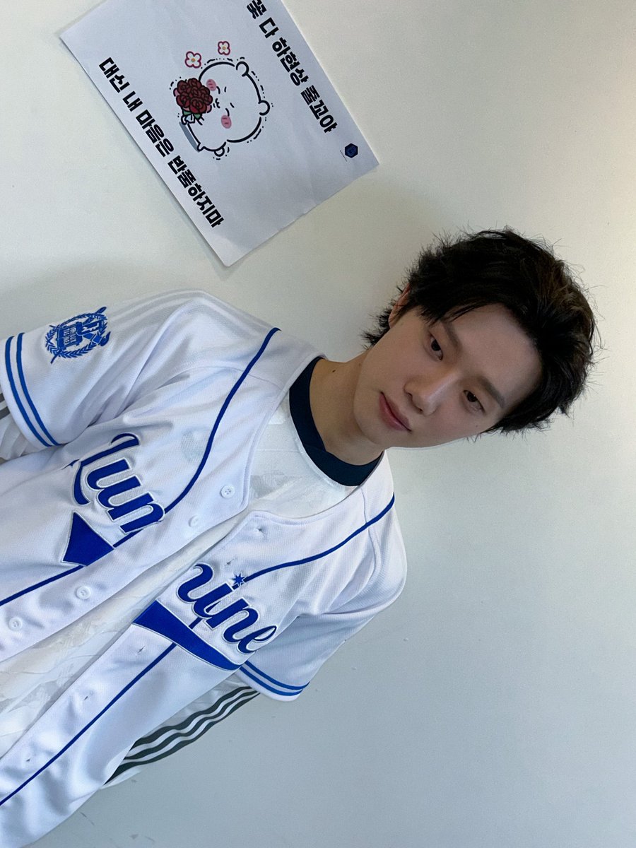 v3qune's tweet photo. 머리진짜 빨리자란다 라방때도 분명히이정도 아니었는데 https://t.co/7QvpU8k5SZ