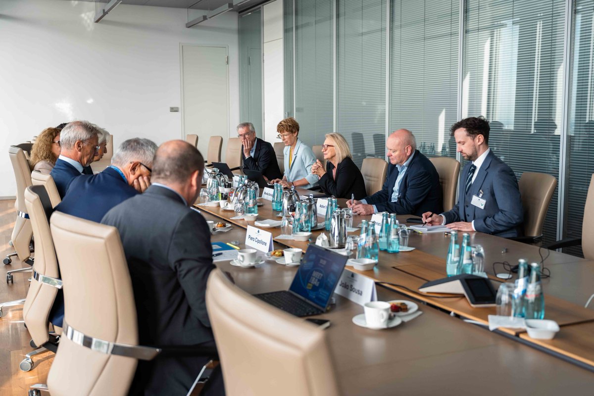 ecb's tweet photo. We were pleased to welcome the German Council of Economic Experts to Frankfurt.

They met with President Christine @Lagarde, Vice-President Boris Vujčić and Executive Board members @Isabel_Schnabel and Piero Cipollone to discuss the economic outlook. https://t.co/wdVDu6VhnW