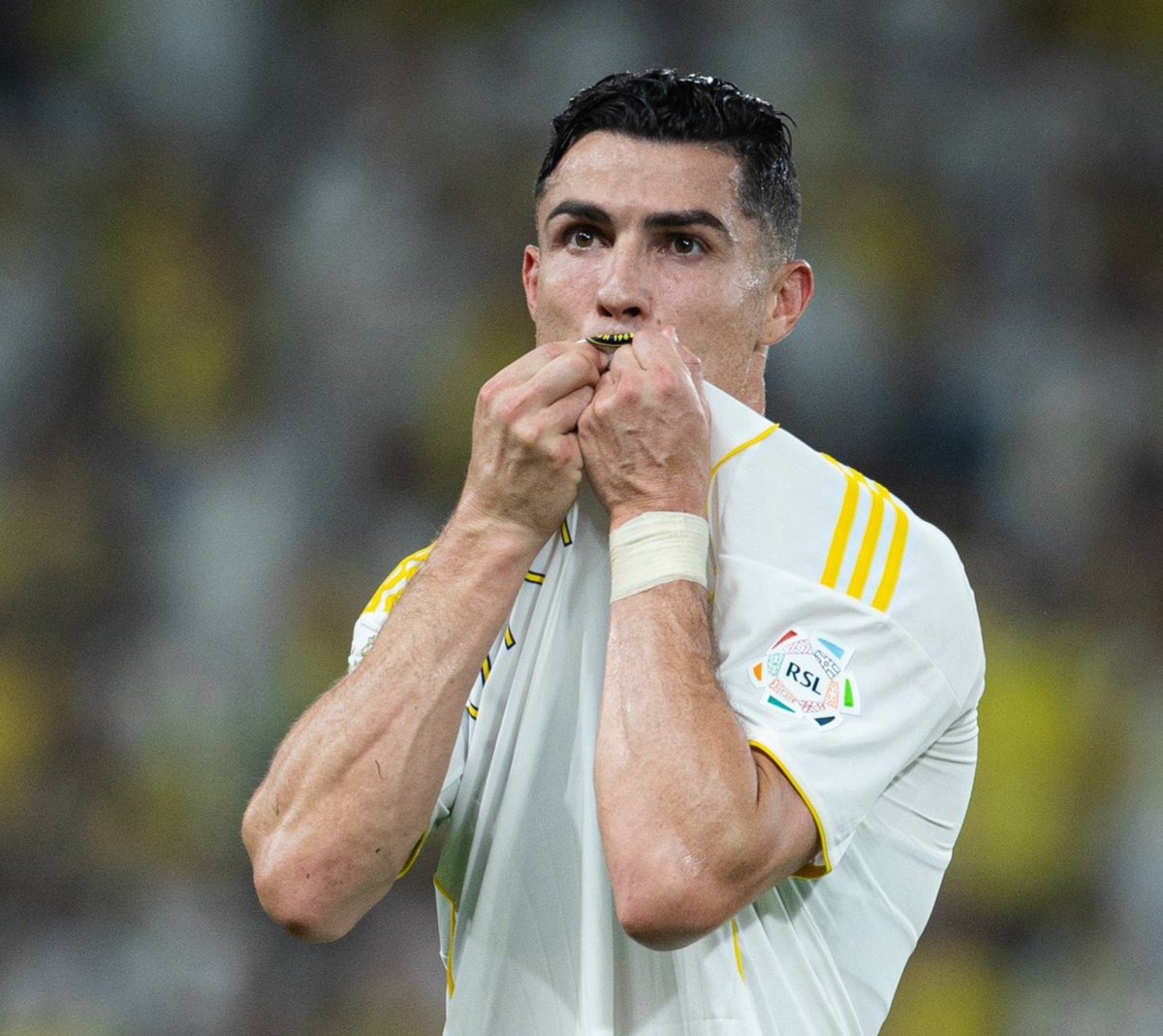 Tamader2222's tweet photo. #أنصفوا_كريستيانو_والبرتغاليين

باقي سنة لكريستيانو مع النصر.

لا نطلب تقديسه ولا عصمته، بل الوفاء والإنصاف.

 هذا الرجل قدّم للنصر الكثير وحقق معه البطولات، وحمل القميص في سنوات الضغط.

قال الله تعالى: ﴿هَلْ جَزَاءُ الْإِحْسَانِ إِلَّا الْإِحْسَانُ﴾

أكرموا من تعامل معكم بالحسنى، ودعوه يخرج من النصر والسعودية وهو يذكرنا بطيب أخلاقنا وكرمنا وأصالة معدننا، لا بكراهية وانتقاد.

اختلفوا معه وانتقدوه، لكن لا تجحدوا المعروف.
#السعودية