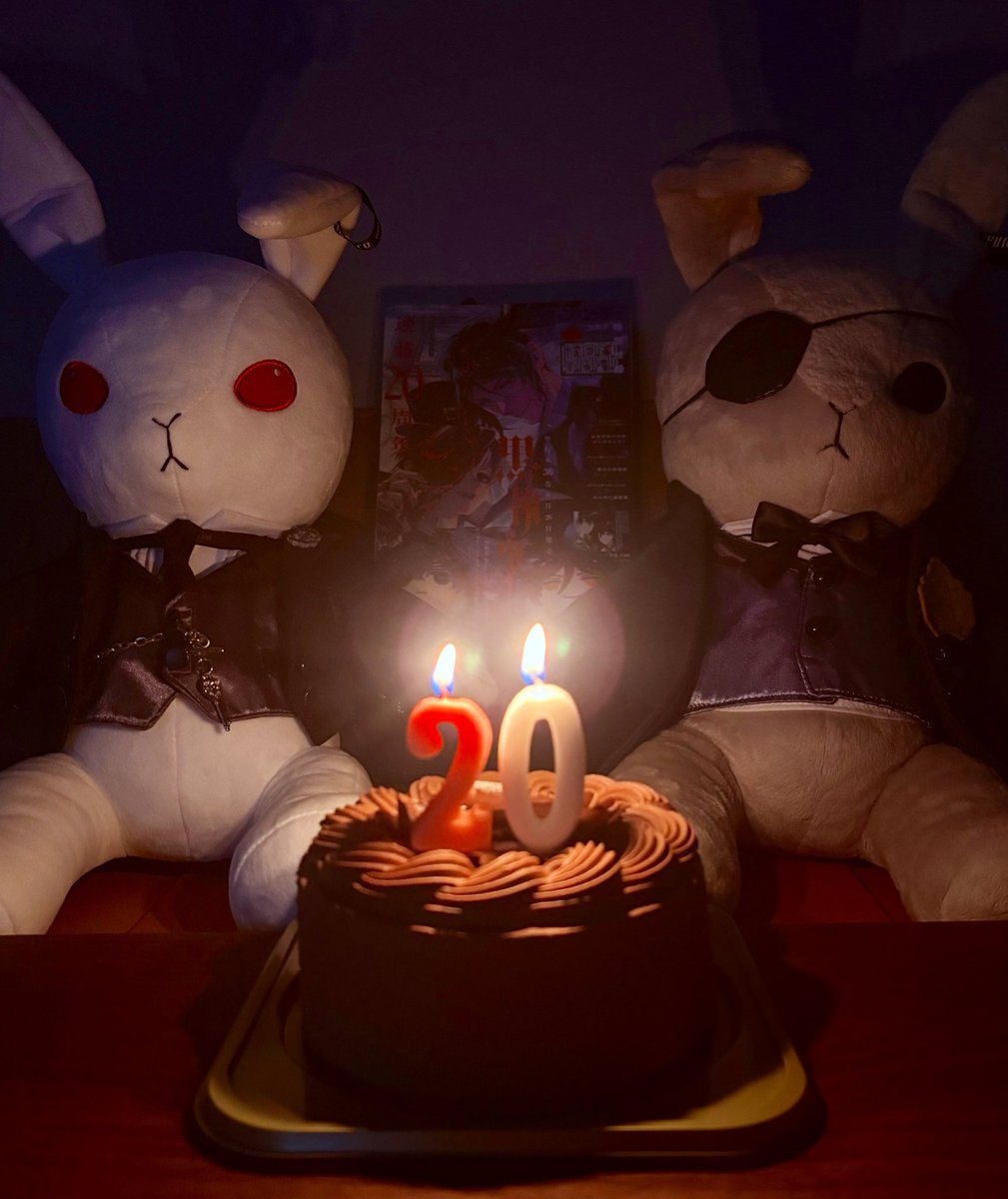 takekumax's tweet photo. 祝 #黒執事20周年 🍾
読者様応援ありがとうございます🍴
枢やなさんおめでとうございます🎉
担当編集の私もお祝い🥂
 #Gファンタジー 10月号 #黒執事 20周年特集号をよろしくお願いいたします
👇
https://t.co/8c26rWaw9c https://t.co/IUX1xoy9Mk