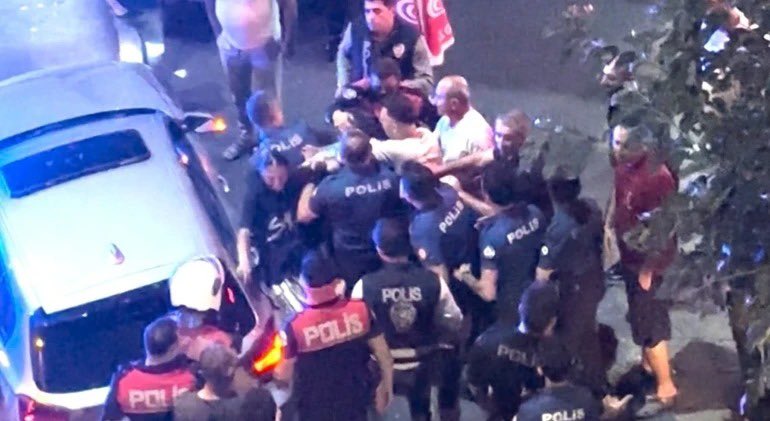 AytenGulseverx's tweet photo. Bir kadın, gece işten evine dönüyor. Yorulmuş, tek isteği güvenle evine ulaşmak…

Fakat üç aydır takip edildiğini, sokak ortasında sözlü tacize uğradığını ve zorla öpülmeye çalışıldığını söylüyor. Çığlıklarını ailesi duyuyor. Şüpheliler kaçıyor, polis dronla takip ederek yakalıyor.

Üstelik şüphelilerden birinin cinsel taciz, kasten yaralama ve uyuşturucu madde kullanma; diğerinin ise çocuğun cinsel istismarı, kasten yaralama, tehdit ve hakaret suçlarından daha önce emniyete geliş kayıtlarının bulunduğu açıklanıyor.

Bütün bunlara rağmen iki şüpheli de savcılık kararıyla serbest bırakılıyor.

Bir kadın daha korkusuyla, yaşadığı travmayla ve “Şimdi ne olacak?” endişesiyle baş başa bırakılıyor.

Kadınlar evlerine dönerken arkalarını kontrol etmek zorunda kalmasın. Bir çığlık daha duyulmadan, bir kadın daha zarar görmeden hukuk kadınları korusun, adalet zamanında işlesin.

Teknoloji şüpheliyi buldu; şimdi adaletin de kadını yalnız bırakmaması gerekiyor.

Bu olayın ve sürecin takipçisi olacağız. Kadınların korkmadan yürüyebildiği sokaklar için mücadelemizden vazgeçmeyeceğiz.

#KadınaYönelikŞiddeteHayır #CezasızlığaSon
