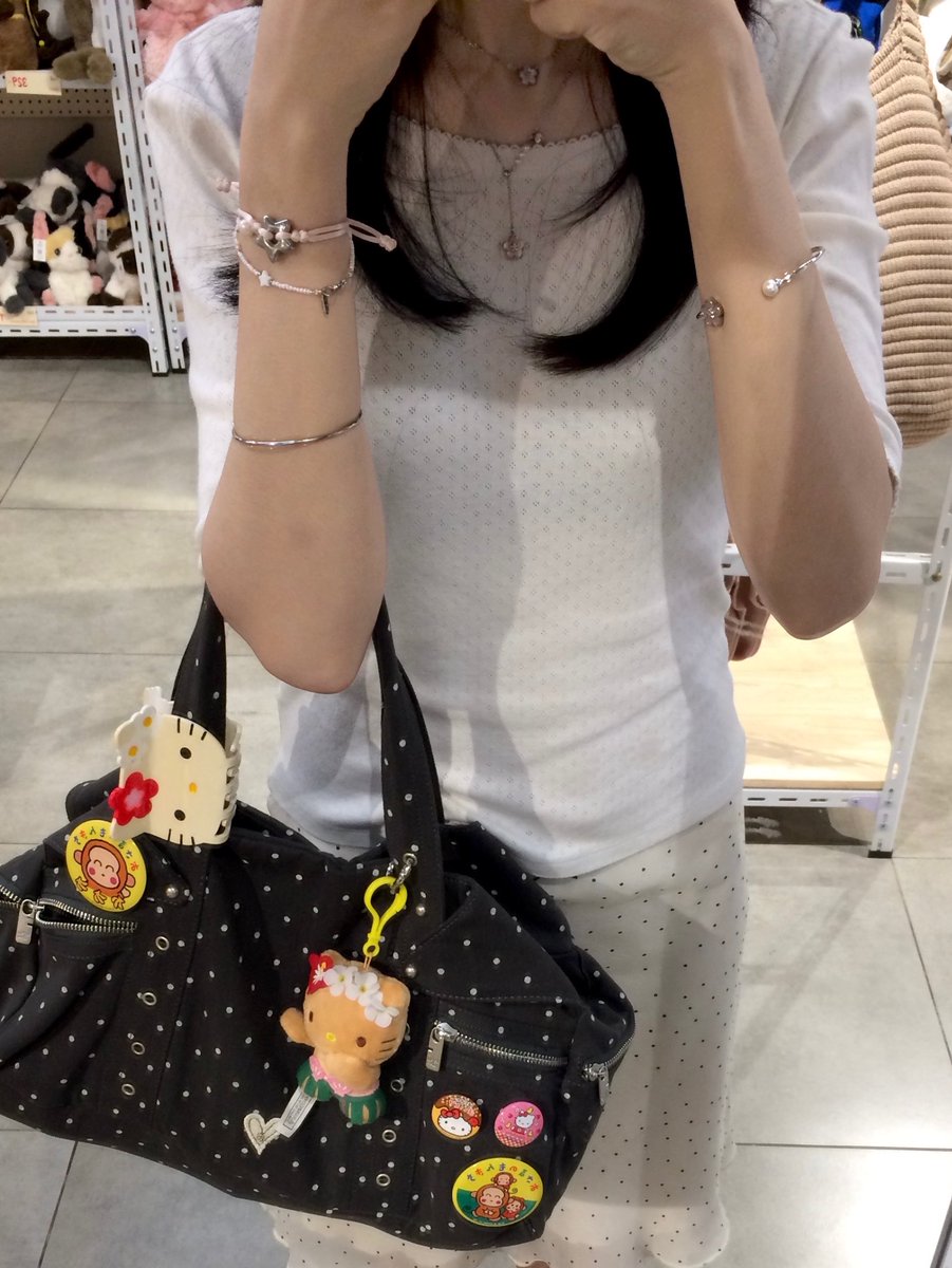 marauisxx's tweet photo. อยากป้ายยาประดับที่น่ารักมีความสาวหวาน ตัวดอกไม้ทำจากกาบหอยมุก น้องจะสะท้อนแสงมีความเหลือบรุ้ง โทนสีชมพู สีฟ้า ใส่อาบน้ำได้ค่ะใส่ได้บ่อย คนข้อมือเล็กแบบเราก็ใส่ได้น้า น่ารักมากก แล้วราคาดีงาน ദിᵔ.˛.ᵔ₎⋆⑅ ˚✿ https://t.co/5KIwR1eask