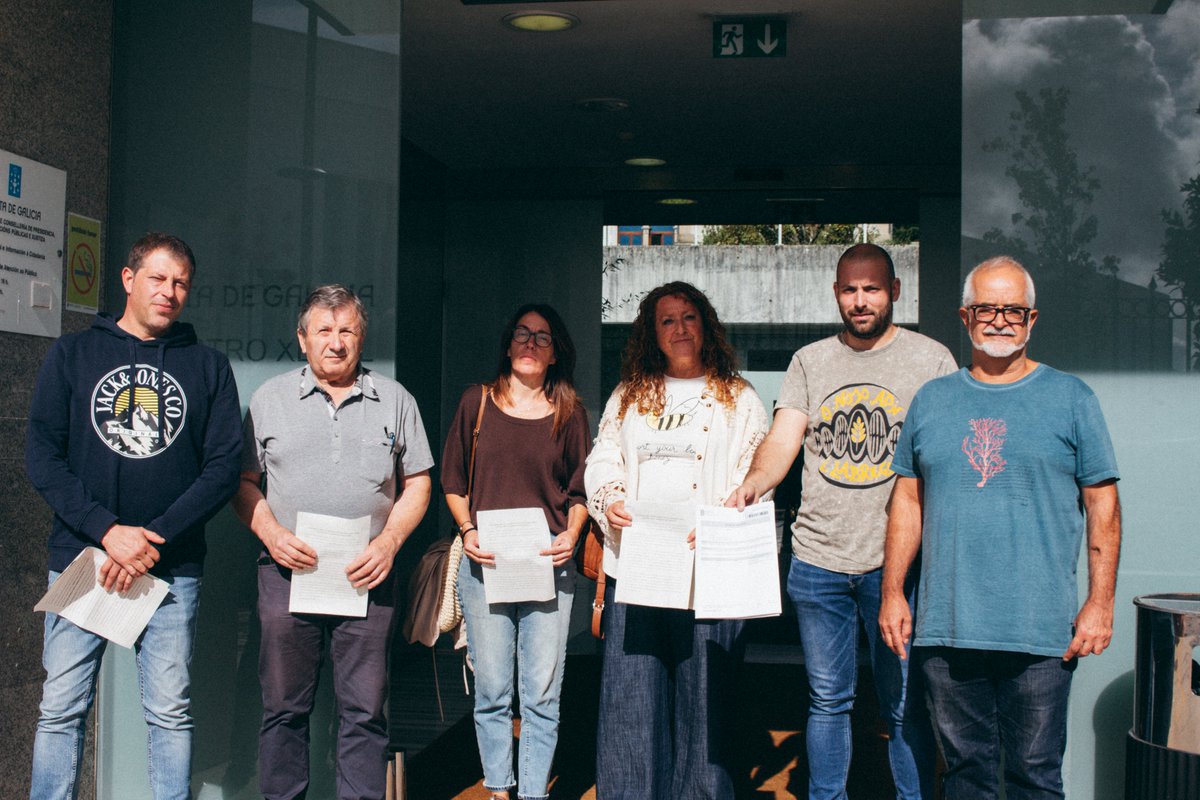 SLG_labregxs's tweet photo. 🐝POLAS NOSAS ABELLAS, POLO NOSO FUTURO E POLA NOSA TERRA! 🚨 STOP VELUTINA E AO ABANDONO INSTITUCIONAL!
O sector apícola atravesa unha situación crítica, agravada pola expansión da velutina, o cambio climático, os custos de produción, as importacións de mel e a Varroa destructor https://t.co/Gz3Aq5OWYV